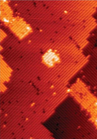 這是量子點(diǎn)設(shè)備模板，中間的小孔就是由7個磷原子構(gòu)成的