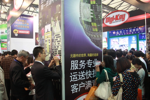 圖2 桌前均是排隊人群，觀眾靠墻填寫Digi-Key小卡片