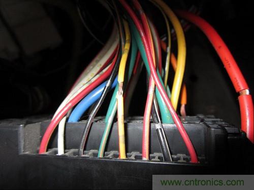 控制線25線--黃底紅條，電容器輸出線為最大的藍(lán)色線，接蓄電池正極的線為白底紅條粗線