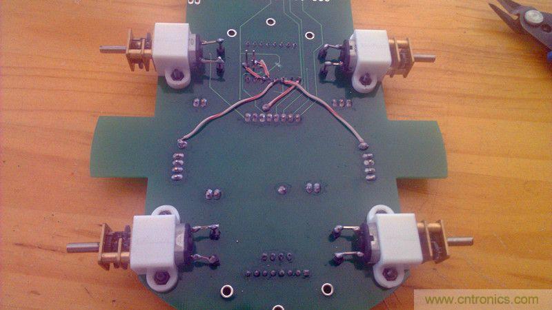 牛人力作！PCB版藍(lán)牙智能小車DIY