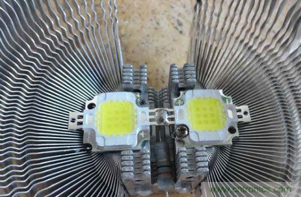 變廢為寶！風(fēng)扇散熱器變身山寨LED燈