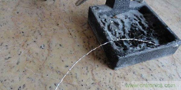 變廢為寶！風(fēng)扇散熱器變身山寨LED燈