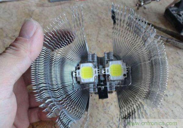 變廢為寶！風(fēng)扇散熱器變身山寨LED燈