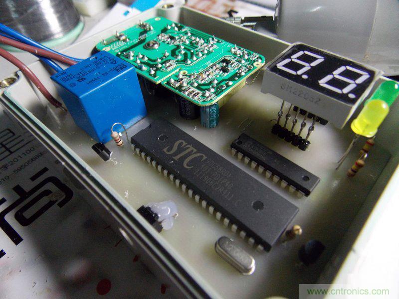 牛人全手工DIY:微電腦智能溫控市電開(kāi)關(guān)