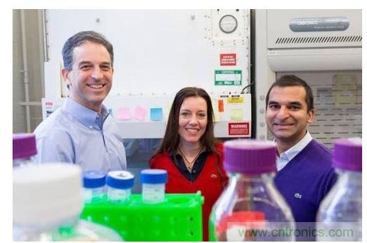 從左到右：MIT生物工程學教授Ron Weiss、機械工程學副教授Domitilla Del Vecchio，以及MIT生物工程系學生Deepak Mishra。