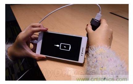 手機電池寒冷時為什么總充電？