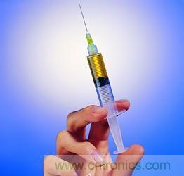 【導(dǎo)讀】不用針頭也能注射，孩子再也不用害怕打針了。日本開(kāi)發(fā)的一種新型注射器不用針頭而靠氣泡壓力注射，只需將注射器緊貼皮膚，沒(méi)有疼痛感就可以將藥物高精度地輸送到目標(biāo)位置。 　　 目前市場(chǎng)上也存在無(wú)針注射器，它們通常是依靠彈簧的力量產(chǎn)生高壓來(lái)發(fā)射液體，穿透皮膚后將藥物送到肌肉，但卻有可能損害神經(jīng)，而且多少還是有一些疼痛感。 　　 芝浦工業(yè)大學(xué)副教授山西陽(yáng)子率領(lǐng)的研究小組新開(kāi)發(fā)的這種無(wú)針注射器全長(zhǎng)約10厘米，它利用在液體中施加電壓來(lái)高速發(fā)射氣泡，利用氣泡破裂的力量在細(xì)胞上開(kāi)出微細(xì)的孔，然后通過(guò)這個(gè)孔將含有藥物的微小氣泡注入細(xì)胞內(nèi)部。氣泡的氣體收縮后，只有藥物到達(dá)患部。 1 由于方向性很明確，所以新型注射器能針對(duì)局部進(jìn)行高精度治療，而且由于開(kāi)出的孔只有4微米左右，所以對(duì)細(xì)胞的損害很小。 　　 這種無(wú)針注射器除能注射藥物外，還可以向包括植物細(xì)胞在內(nèi)的細(xì)胞內(nèi)植入基因和開(kāi)展治療，有著廣泛用途。研究小組準(zhǔn)備進(jìn)一步改良注射器結(jié)構(gòu)，對(duì)能夠注射的藥量、穿孔深度等進(jìn)行更詳細(xì)的評(píng)估，并與企業(yè)合作，爭(zhēng)取早日使新型注射器達(dá)到實(shí)用化程度。