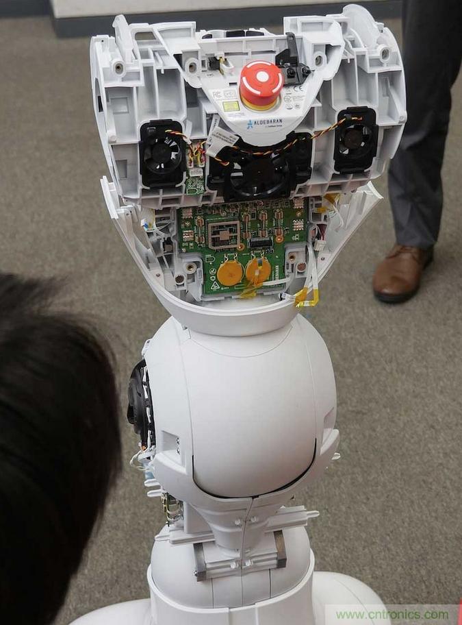 拆解筆記本不過癮，那就來拆拆日本情感機器人吧！