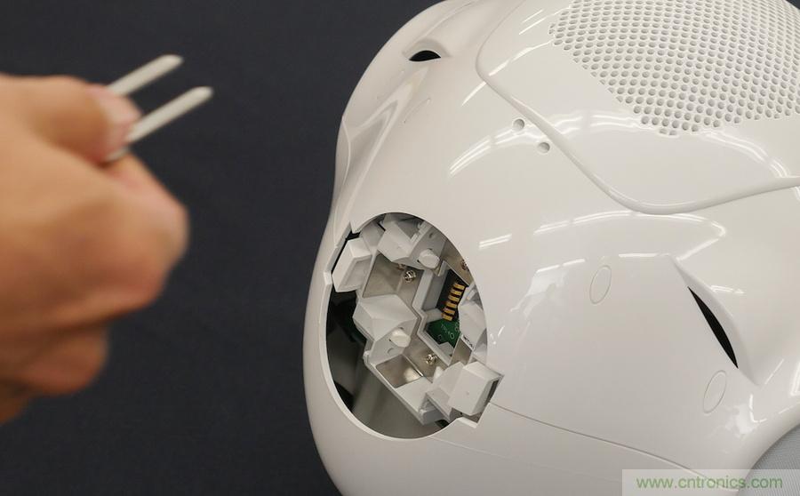 拆解筆記本不過癮，那就來拆拆日本情感機器人吧！