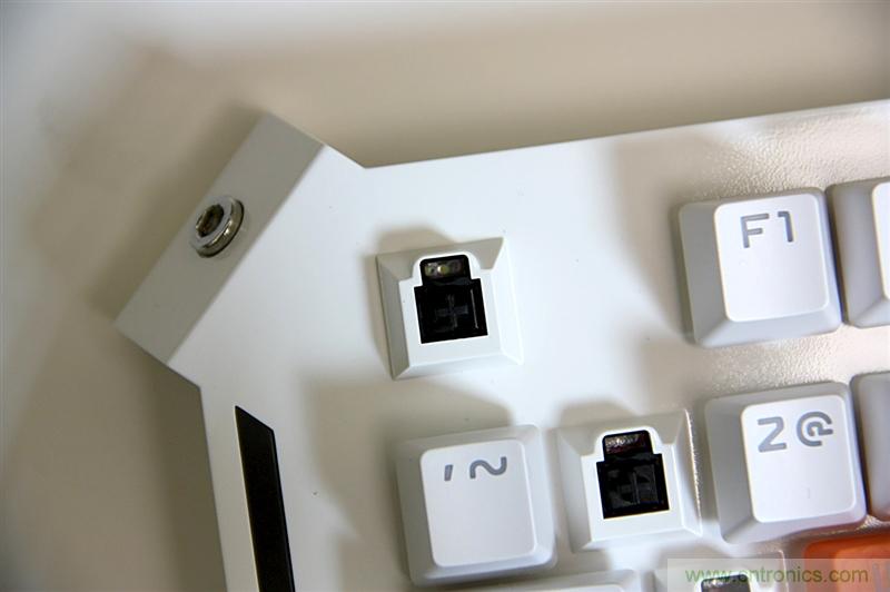 曾經(jīng)的網(wǎng)吧統(tǒng)治者&mdash;雙飛燕血手幽靈機(jī)械鍵盤，真世界最快？