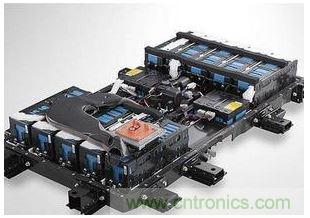 【導讀】電池管理系統(tǒng)（BMS）作為實時監(jiān)控、自動均衡、智能充放電的電子部件，起到保障安全、延長壽命、估算剩余電量等重要功能，通過一系列的管理和控制，保障電動汽車的正常運行。   據相關統(tǒng)計，2013年全球電池管理系統(tǒng)市場產值成長逾10%，2014年至2016年成長幅度將大幅躍升至25-35%。到2020年前，電動汽車將保持約15%~30%的年復合增長率，除了純電動汽車、插電式混合動力汽車和混合動力汽車的數(shù)量增長之外，新型的48V輕度混合動力系統(tǒng)也將顯著促進增長。鑒于此，電子發(fā)燒友采訪了美國力特公司（Littelfuse）中國區(qū)銷售總監(jiān)查勇。  針對當前市場，力特公司中國區(qū)銷售總監(jiān)查勇談到，當前基于低或零排放而改善空氣質量的需求，對汽車提出更高的效率要求，隨著整個汽車中電負載的增加（如汽車動力的提升、多媒體用電等），要求高電壓供電以及更強大的供電系統(tǒng)。  目前電動汽車/混合動力汽車架構主要有四類：一是HEV（Hybrid），油、電混合動力，電池靠發(fā)動機充電；二是PEV（Plug-in），油、電混合，電池需外部充電；三是BEV（ Battery Electric Vehicle），純電池供電；四是化學燃料電池供電。查勇表示，當前油、電混合動力汽車占有的市場比例比較大，后期會慢慢往純電動轉型。   那么，鋰離子電池有哪些優(yōu)勢？  我們知道，電動汽車的供電系統(tǒng)是由若干個鋰離子電池組成的。   鋰電池組是由一個個電池單元組成，每一個電池組大約有500~7000個單元，這對電池的管理與控制提出了更高的要求。   鋰電池技術將是任何類型電動汽車的基礎。查勇表示，目前還在不斷改進之中，未來將提供所需的最佳成本及功能性，對于成本在未來幾年里預計將降低四分之一到三分之一，而能量密度具有相同的增長幅度。在上圖中，鉛酸電池、鎳氫電池、鋰離子電池的比較表，可以看到鋰離子電池在功率密度和充電循環(huán)壽命上的優(yōu)勢是其它無法替代的。    鋰電池系統(tǒng)存在哪些技術瓶頸？   對于鋰離子電池技術方面，還有很多地方需要進一步完善，查勇談到主要有三點：  其一，充放電狀態(tài)。當充放電狀態(tài)在一定范圍內時電池才能安全可靠地運行，高放電和過充電會降低鋰離子電池的效率和壽命，理想的荷電狀態(tài)為最大充電量的20%至90%左右；  其二，安全電池工作電壓。保持電池電壓在最低2 V和最高4.2 V之間，過高的電池電壓會導致過多的電流流動，在最壞的情況下，短路會破壞電池；  其三，熱管理。溫度控制尤為重要，因為過高的溫度可能會在負極過程中導致一種聯(lián)鎖反應，從而導致因可能的電極短路以及可燃氣體從有機溶劑（電解液）中除氣而發(fā)生危險情況。  要使電池工作在可靠和安全的狀態(tài)，就必須管理電池的充、放電狀態(tài)，及監(jiān)管電池的安全工作電壓，目前大多采用的是主動均衡和被動均衡技術。查勇補充到，對于保護器件保險絲而言，小體積，高電壓仍是一個技術難點。  安全性方面該如何把控？  鋰離子電池需要通過電池管理系統(tǒng)進行仔細監(jiān)測和調節(jié)，對電池管理系統(tǒng)本身進行保護是保證這一重要的系統(tǒng)在所有情況下（組裝、保養(yǎng)、正常操作）安全可靠。    在短路情況下，會在電力線上引起強大的電流。查勇表示，針對這樣的情況，推薦使用具有較高分斷能力的保險絲的合適的熔斷技術，如力特公司的0HEV系列。電池管理系統(tǒng)通常通過高阻抗感應線連接，因此短路電流會顯著降低，允許使用電子保險絲，電當然壓高低要求取決于電池結構。   針對電池保護，力特保險絲和TVS二極管保護具有很大的優(yōu)勢：   1） 作為全球保護器件的領導者，力特提供全系列的保護器件，包括Fuse、PPTC TVS Diode、TVS Diode Array，同時提供不同的保護方案；  2） 所有器件滿足AEC-Q101和AEC-Q200汽車認證；  3） LAB 能針對客戶提供多樣的測試需求。   查勇指出，隨著越來越多的汽車應用（如電池傳感器線路保護）依賴電子保險絲，在目前汽車中使用的電子保險絲沒有定義官方標準的情況下，力特根據 AEC-Q200 準則制定了一項測試計劃，對保險絲在汽車應用的適用性和可靠性進行測試，這項測試計劃包含18項測試，例如1000小時高溫高濕測試、1000循環(huán)溫度沖擊測試、特殊機械沖擊及振動測試等，所用的樣本量也有更加嚴格的要求。&ldquo;只是一次測試做到了還不夠，如何保證每批貨都通過這個測試？整個質量控制體系才能保證高品質的一致性和持續(xù)性，這是某些廠商所不具備的，需要特別注意。&rdquo;   另外，力特不斷在汽車應用電子保險絲的合格范圍內提供更多的產品。對于直流濾波電容和IGBT的保護，過去使用的是齊納二極管，但是它們無法提供與 TVS 二極管相同的優(yōu)勢，如快速響應、更高的浪涌能力和更高的可靠性。   比如，車載充電器通過CAN 總線與其他系統(tǒng)進行通信，在密集的汽車環(huán)境中，CAN 線路會遭受ESD或其他汽車系統(tǒng)通過耦合或傳導而引起的其他瞬變所導致的過電壓應力。對此，查勇表示，針對CAN總線開發(fā)出了專用的保護器件，SM24CANA和SM24CANB. 其不僅具有ESD能力，還有一定的抗浪涌能力，同樣也滿足AEC-Q101汽車認證。  不難發(fā)現(xiàn)，鋰電池系統(tǒng)是由若干單節(jié)電池組成的，架構都比較復雜，是整個系統(tǒng)能否可靠工作的關鍵所在，也極易受到靜電、開關功率負載、感應浪涌、過負載、短路等過電流和過電壓得威脅，因此精心選擇和正確放置保護元器件進行過電壓和短路保護尤為重要。  最后，查勇表示，大力發(fā)展新能源汽車已成為各國共識，世界主要國家如美國、中國、日本、德國、韓國、英國等都紛紛建立了自己宏偉的新能源汽車產業(yè)規(guī)劃。新能源汽車的安全性問題，一直是汽車產業(yè)的重點工作之一，在展望新能源汽車快速發(fā)展的同時，我們須認識到，穩(wěn)定、高效、安全、可靠的電池管理系統(tǒng)產品，是保障電動汽車的正常運行的關鍵，只有這樣新能源汽車才能擁有可持續(xù)發(fā)展的未來。