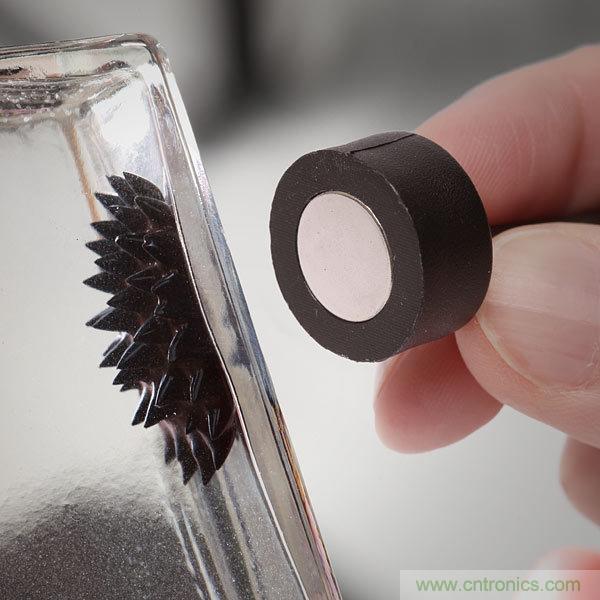 藝術(shù)源于生活，用生活中的物件也能制作磁流體