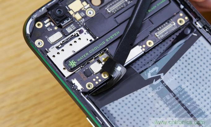 拆解黑鯊手機(jī)：多級(jí)直觸一體式液冷系統(tǒng)有什么門道？