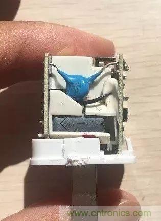 拆了個電容之后，我的iPhone也會自動訂房了