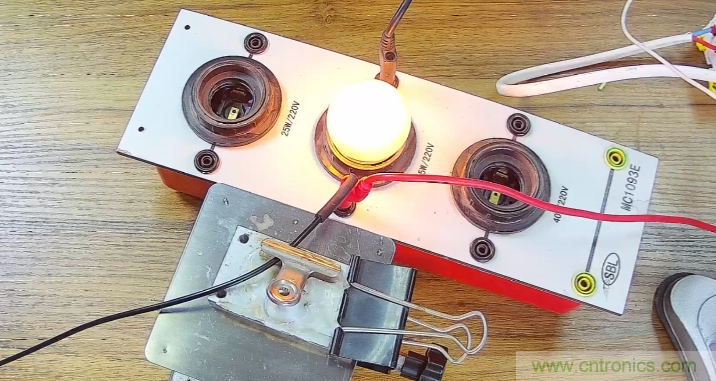 電燈泡內(nèi)通有交流電，為什么看不到燈泡在閃爍？