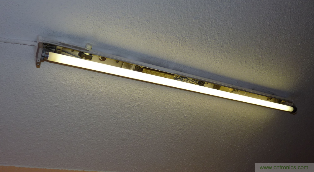 電燈泡內(nèi)通有交流電，為什么看不到燈泡在閃爍？