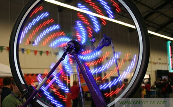 電燈泡內(nèi)通有交流電，為什么看不到燈泡在閃爍？