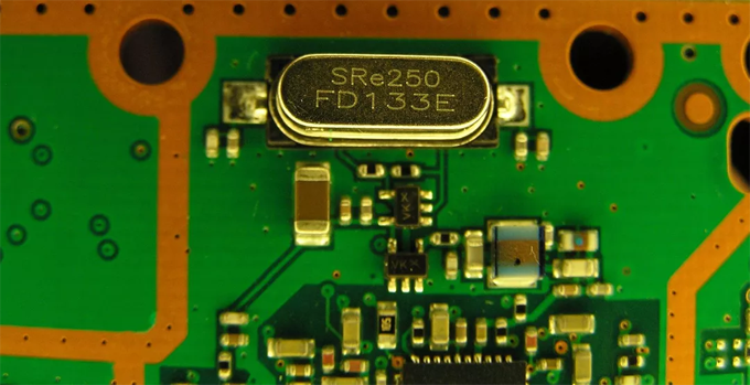 單片機中晶振的工作原理是什么？